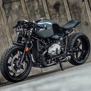 BMW or Honda? Drop a comment below and let us know! - Follow @cafesofinsta | @blackgoldmoto - @xaxis.co / @eakkspeed #honda #bmw #hondacb Cb 750 Cafe Racer, Nine T Bmw, Xjr 1300, Ducati Cafe Racer, Bmw R Nine T, Best Motorbike, Bike Bmw, Moto Scrambler, R Nine T