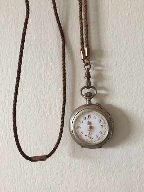 Vintage Clock Necklace, Clock Necklace Aesthetic, Watch Necklace Vintage, Vintage Accessories Aesthetic, Vintage Necklace Aesthetic, Clock Outfit, Clock Locket, Clock Ring, Pocket Clock