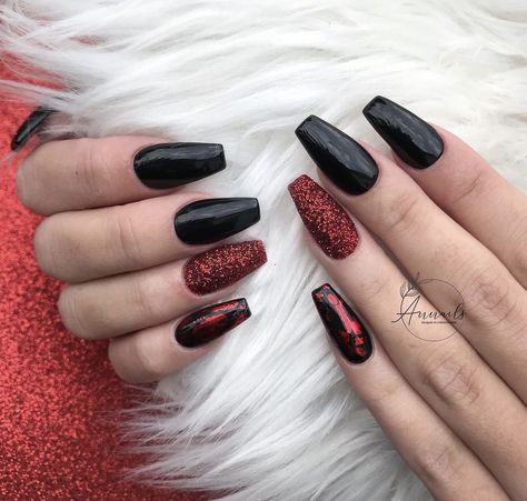 Red Glitter Nails, Black Glitter Nails, Nails With Red, Red Nails Glitter, Black Nails With Glitter, Different Color Nails, Spooky Nails, Witchy Nails, Baking Recipes Desserts