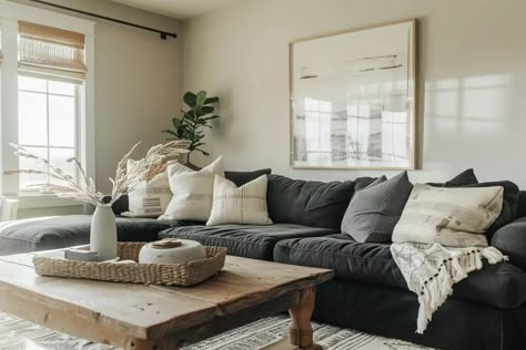 Style Black Sofa, Black Couch Living Room Ideas, Charcoal Couch, Black Sofa Living Room Decor, Dark Grey Couch Living Room, Black Couch Living Room, Black Couch, Grey Sofa Living Room, Black Couches