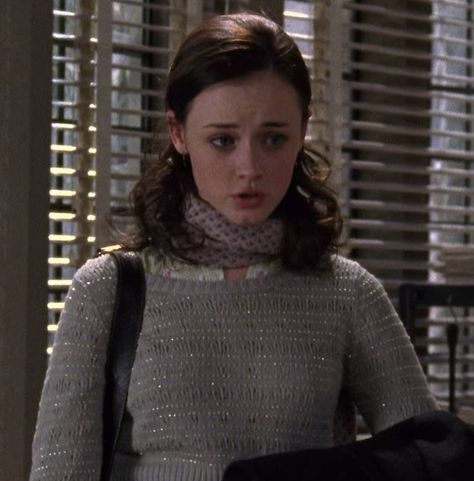 rory gilmore icon Rory Gilmore Icon, Rory Gilmore Style, Rory Gilmore, Gilmore Girls, Knitted Scarf, Turtle Neck, How To Wear