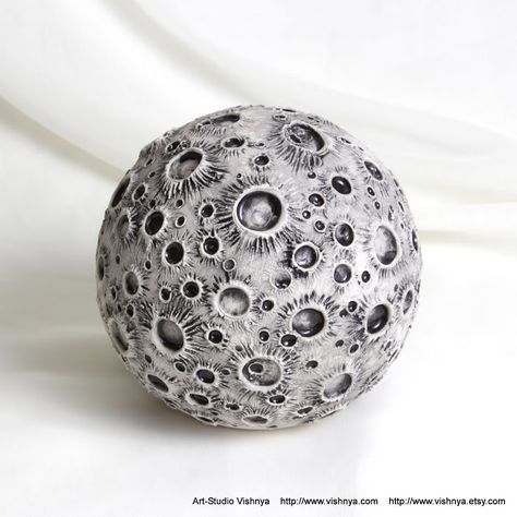 Clay Sphere Designs, Sphere Clay Ideas, Sphere Ceramics Ideas, Planet Pottery, Sphere Ceramics, Space Ceramics, Moon Moodboard, Moon Pottery, Clay Moon