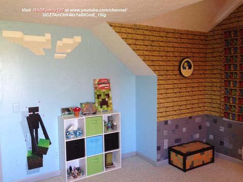 Minecraft themed Bedroom and Play Area with Minecraft Cubies and a home-made/painted Double-Chest and working Minecraft Clock! Handpainted clouds and large Enderman Cling add the finishing touches to the "outside", while the painted & wallpapered "inside" with Bookshelf curtains make it quite the square place to play! Subtle Minecraft Bedroom, Lego Bedroom Decor, Minecraft Room Decor, Minecraft Bedroom Decor, Minecraft Wall, Lego Bedroom, Minecraft Theme, Minecraft Bedroom, Minecraft Wallpaper