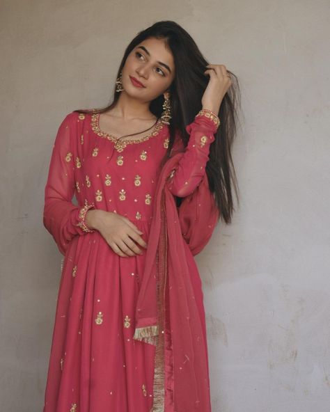 Ethnic Poses, Pakistani Frocks, Traditional Poses, Cops Humor, Indian Bride Outfits, Indian Photoshoot, Night And Day, Stylish Photo Pose, Indian Bridal Fashion