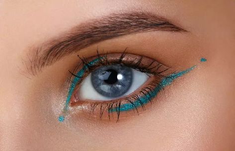 Make Eyes Bigger, Eyeliner Tricks, Color Eyeliner Makeup, Creative Eyeliner, Eyes Bigger, Eyeliner For Hooded Eyes, Festival Make Up, Blue Green Eyes, Graphic Makeup