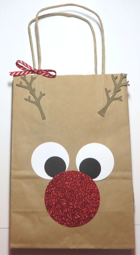 Rudolph the Red-Nosed Reindeer Gift Bag! So easy! Find a shopping bag in your stash and punch some circles! Reindeer Gifts, Cadeau Photo, Brown Bag, Christmas Gift Bags, Christmas Crafts For Kids, Christmas Gift Wrapping, Christmas Bags, Homemade Christmas, Brown Paper