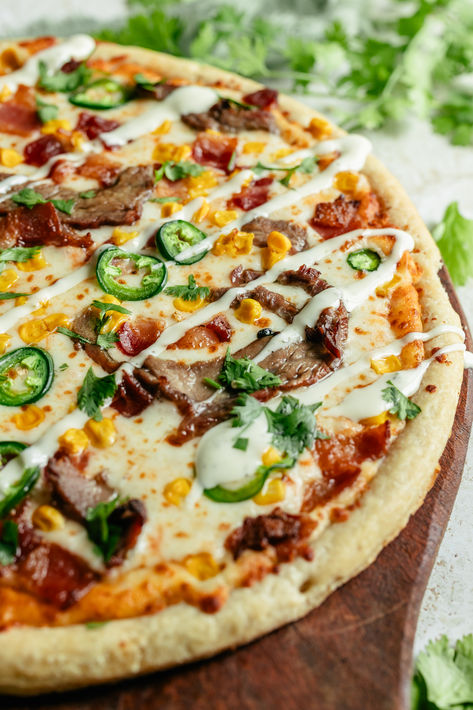 Craving a unique and delicious pizza combination? Look no further! This Home Run Inn Pizza is loaded with juicy steak, sweet corn, crispy bacon, and spicy jalapeños for a flavor explosion in every bite. Perfect for pizza night or any time you want to impress your taste buds. Try this mouthwatering recipe today and hit a home run with your family and friends! All Meat Pizza, Unique Pizza Ideas, Home Run Inn Pizza, Asparagus Pizza, Caprese Pizza, Grilled Pizza Recipes, Homemade Pizza Recipe, Dinner Pizza, Steak Pizza