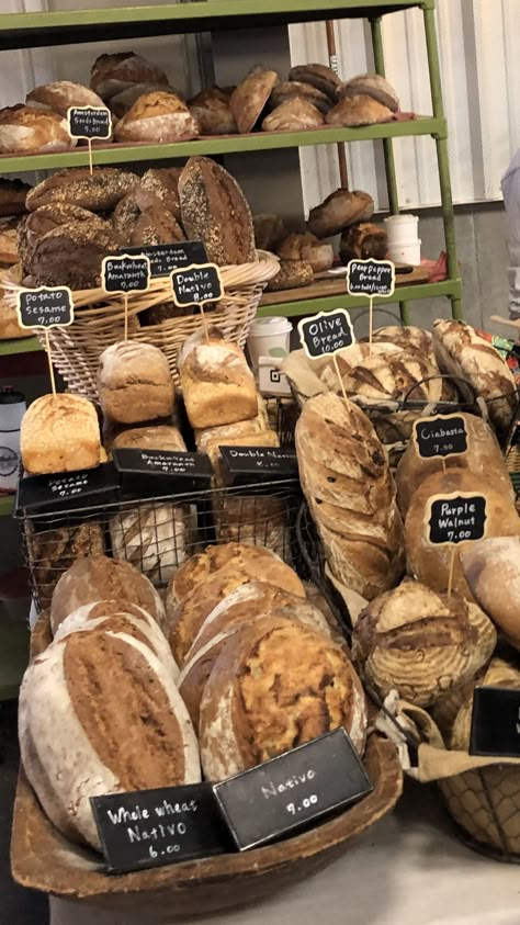 Farmers Market Food Display, Foodtrucks Ideas, Farmers Market Vendor, Bakery Shop Interior, Breads And Pastries, Farmers Market Stand, Bread Display, Farmers Market Booth, Farmers Market Display