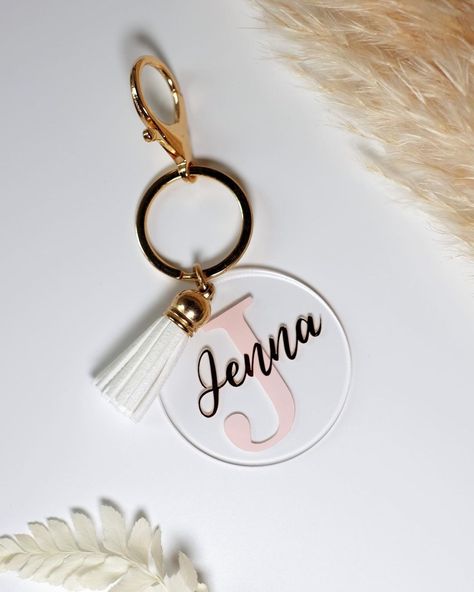 Acrylic Gift Ideas, Keyring Ideas, Fun Crafts For Teens, Personalised Wedding Gifts, Balloon Bouquet Diy, Personalised Keyrings, Acrylic Ideas, Vinyl Personalized, Senior Gifts