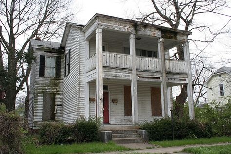 Run Down House by Darth Bengal, via Flickr Run Down House, Southern Colonial, Scary Houses, Old Abandoned Buildings, House Makeovers, Abandoned House, Box Houses, Old House Dreams, Abandoned Buildings