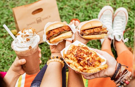 Lemon GreenTea: Shake Shack introduces the new BBQ Trio! Marshmallow Sauce, Bacon Cheese Fries, Crinkle Cut Fries, Burgers And Shakes, Bbq Burgers, Bbq Bacon, Frozen Custard, Shake Shack, Bbq Sauce Recipe