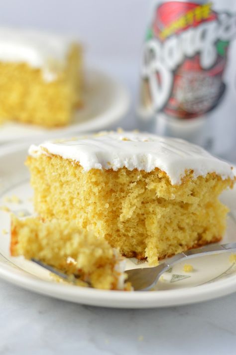 This Easy Root Beer Float Cake is made with a cake mix, so it is super simple and quick to whip up. Perfect for last minute birthday cakes. Root Beer Cake, Trendy Desserts, Root Beer Float Cake, Desserts Easy Quick, Beer Bread Recipe, Chocolate Sheet Cake, Cake Mixes, Beer Cake, Beer Float