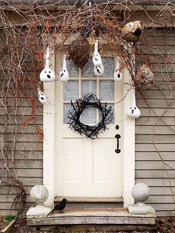 Since white objects are highlighted at night, ghostly door decorations made from painted gourds are sure to catch the eye and chill the heart in the dark. Diy Halloween Porch, Porta Halloween, Porche Halloween, Office Halloween Decorations, Scary Halloween Decorations Outdoor, Office Halloween, Halloween Craft Projects, Halloween Ghost Decorations, Halloween Front Porch Decor