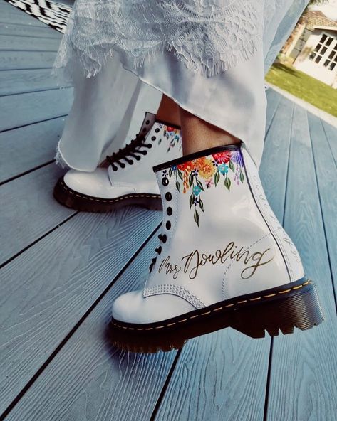 Painted Doc Martens Diy, Custom Docs, Hand Painted Boots, Painted Boots, Painted Ideas, Boots Wedding, White Doc Martens, Painted Florals, Flower Colour