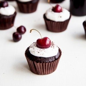 Chocolate Cherry Cupcakes, Forest Cupcakes, Vegan Cupcake Recipes, Dairy Free Cupcakes, Vegan Christmas Desserts, Black Forest Cupcakes, Hot Chocolate Cupcakes, Chocolate Cupcakes Filled, Patisserie Vegan