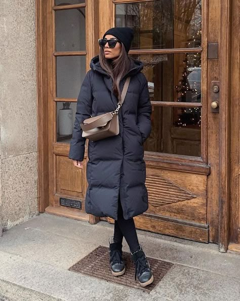 Short Puffer Jacket Outfit Winter Style, Long Down Jacket Outfit, Black Puffer Jacket Outfit Winter, Black Puffer Outfit, Winter Outdoor Outfits, Puffer Coat Outfit, Puffer Outfit, Winter Jacket Outfits, Long Winter Coats Women