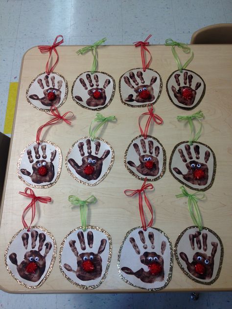 Handprint Reindeer Ornaments! Handprint Reindeer, Handprint Ideas, Reindeer Handprint, Ideas For Preschoolers, Christmas Handprint, Preschool Crafts Fall, Christmas Lesson, Handprint Ornaments, Oscars After Party