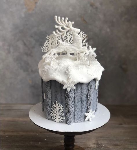 Homemade Christmas Cake, Snow Cake, Winter Branches, Easy Christmas Cake Recipe, Deer Cakes, Deer Winter, Snowflake Cake, Vintage Birthday Cakes, Christmas Cake Decorations