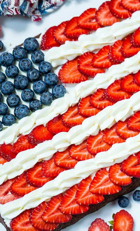 Brownie Flag - Flag Brownies make a patriotic dessert for the 4th of July. Patriotic Food, Flag Cake, Patriotic Desserts, July Recipes, Blue Desserts, 4th Of July Desserts, Southern Kitchens, Dessert Party, Fourth Of July Food