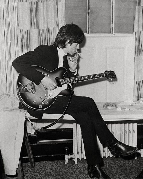 ‘The Greatest Rock&Roll Band’ on Instagram: “Keith Richards backstage with an Epiphone Casino, 1965. #rollingstones #stones #1965 #keithrichards #backstage #epiphone #casino #cigarette…” Keith Richards Young, Keith Richards Guitars, Rolling Stones Keith Richards, Patti Hansen, Rollin Stones, Stevie Ray Vaughan, Stevie Ray, David Gilmour, Keith Richards