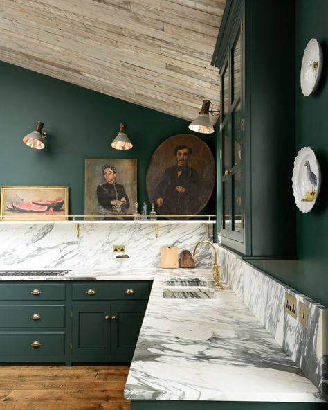 Splashback Kitchen, Best Kitchen Colors, Arabescato Marble, Devol Kitchens, Green Kitchen Cabinets, Green Furniture, Wooden Ceilings, Kitchen Cabinet Colors, Trendy Bathroom