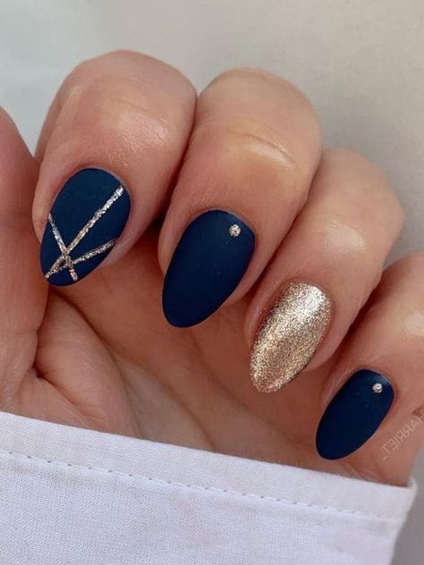 Short, almond-shaped, dark blue and gold nails with geometric lines Nail Design Blue, Dark Blue Nail, Nail Inspo Almond, Navy Blue Nail Designs, Blue Gold Nails, Blue Prom Nails, Gold Gel Nails, Nail Spring, Nail Short