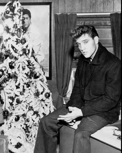 Elvis Presley Christmas, Elvis Presley Family, Elvis Presley Images, Young Elvis, Bobby Darin, Elvis Presley Pictures, Cant Help Falling In Love, Elvis Presley Photos, Lisa Marie Presley