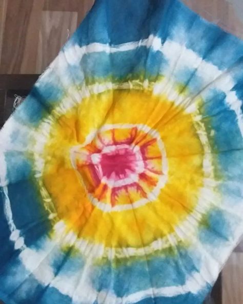 Sunburst Tie Dye, Fabric Dyeing Techniques, Fabric Dyeing, Splash Of Color, Dyeing Techniques, Making Waves, Handmade Art, Beach Day, Unique Patterns