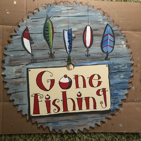 Fishing Signs Wooden Diy, Camo Spray Paint, Repurposed Tools, Painted Sawblades, Tropical Porch, Cajun Decor, Bayou House, Fishing Painting, Painted Saws