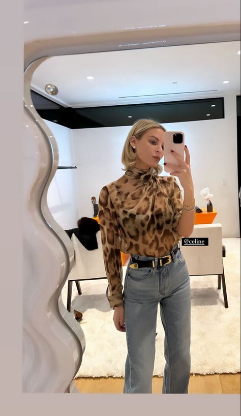 Morgan stewart outfit january 2024 Morgan Stewart Street Style, Morgan Stewart Outfits, Morgan Stewart Hair, Morgan Stewart Style, Oversized Outfit Ideas, Florida Fall, Morgan Stewart, Minimalist Street Style, Nyc Outfits