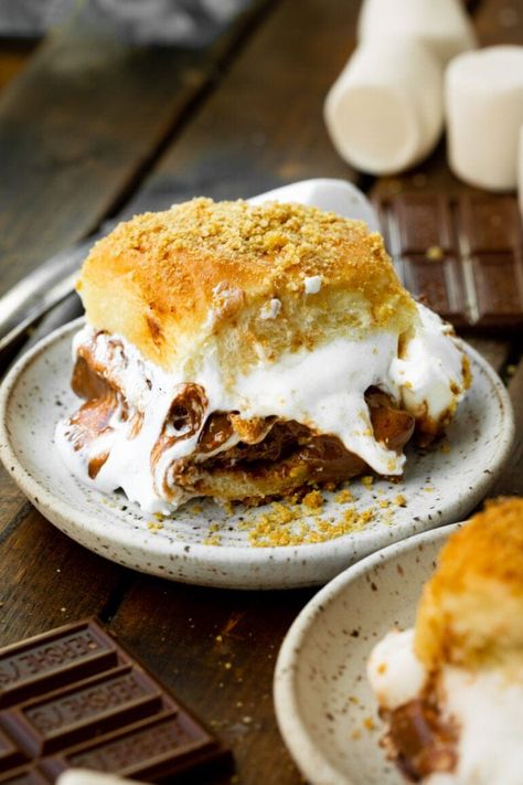 Looking for a fun twist on the classic s'mores? Try making s'mores sliders! These bite-sized treats offer a unique and delicious way to enjoy the classic campfire dessert. #smoressliders #slidersrecipe #dessertsliders #smoresrecipe Campfire Dessert, Easy Smores, Campfire Desserts, Smores Dessert, Asian Side Dishes, Smore Recipes, Oh Sweet Basil, Hawaiian Sweet Rolls, Bread Appetizers