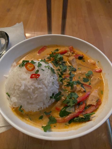 Thai Food At Home, Rice Recipes Aesthetic, Thai Food Dinner Aesthetic, Thai Curry Aesthetic, Curry Presentation Ideas, Japanese Curry Aesthetic, Rice Aesthetic Food, Dinner Ideas Asian, Thai Curry Rice