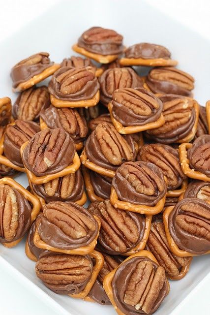 Pretzel Rolo Pecan, Pretzel Rolo, Rolo Pretzels, בר מצווה, Yummy Sweets, Pretzels, Holiday Baking, Sweet And Salty, Candy Recipes