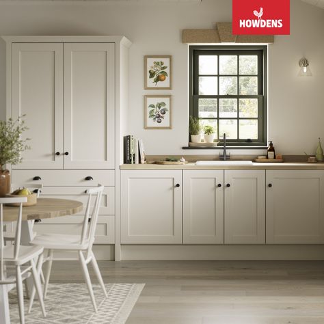 Halesworth Kitchen, Off White Shaker Kitchen, Kitchen Unit Colours, Howdens Halesworth, Oak Worktop Kitchen, Howdens Shaker Kitchen, Oak Flooring Kitchen, Cream Kitchen Units, Cream Kitchen Ideas