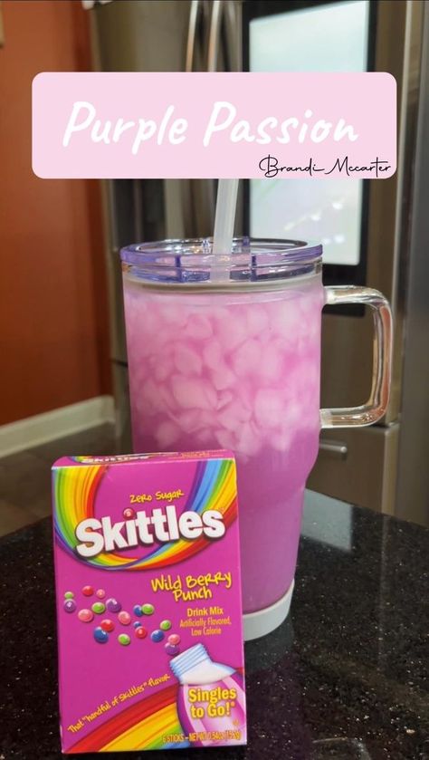 Summer Alcoholic Drinks, Skittles Drink, Skittles Wild Berry, Alcoholic Drinks Vodka, Soda Drinks Recipes, Drinks Vodka, Flavored Water Drinks, Flavored Alcohol, Tea Blends Recipes