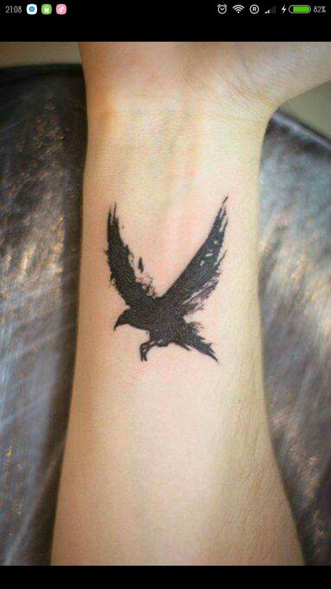 Rabe Tattoo, Crow Tattoo Design, Tatuagem Masculina Pequena, Black Bird Tattoo, Tattoo Trend, Crow Tattoo, Raven Tattoo, Inspiration Tattoos, Eagle Tattoo