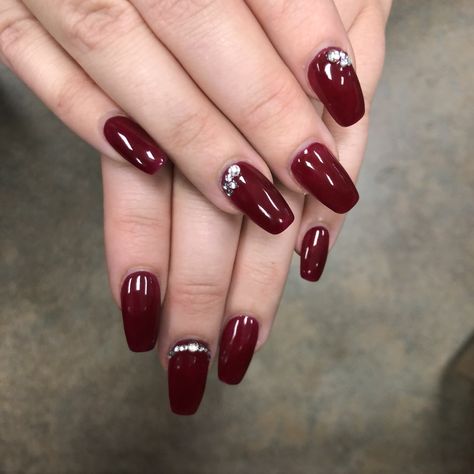 Wine Red Nails With Rhinestones, Red Nails With Gems Simple, Dark Red Nails With Pearls, Maroon Nails With Rhinestones, Red Nails With Crystals, Red Nails Stones, Red Nail Designs With Gems, Red Nail Extensions, Nails Red With Diamonds