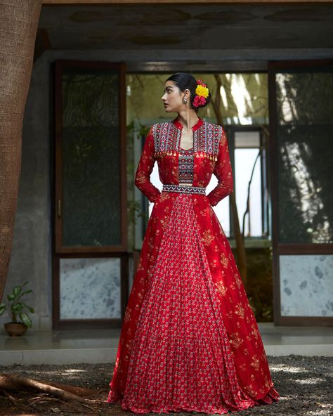 Eid Dresses Design, Gathered Lehenga, Label Anushree, Jacket Lehenga, Reception Outfits, Organza Jacket, Pakistan Dress, Rose Jacket, Gown Party Wear