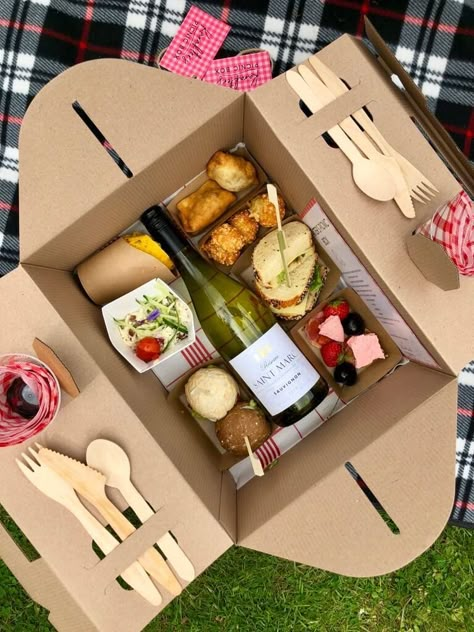 Gift Food Box Ideas, Food Boxes Packaging, Brunch Box Packaging, Picnic Box Packaging, Food Boxes Ideas, Picnic Box Ideas Food, Brunch Box Ideas To Go, Charcuterie Board Box Ideas, Foodbox Ideas