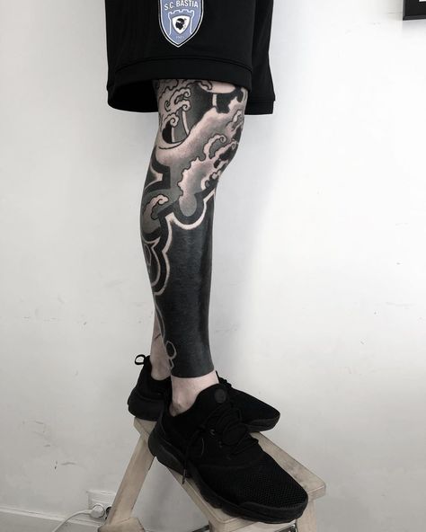 Full Leg Tattoo Men, Japanese Leg Tattoo, Black Sleeve Tattoo, Japanese Legs, Solid Black Tattoo, White Tattoos, Full Leg Tattoos, Blackout Tattoo, 4 Tattoo