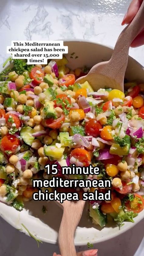 Mediterranean Chickpea Salad is loaded with delicious and filling veggies. This healthy salad is made in just 15 minutes, and it’s perfect for meal prep – lunch or dinner! Mediterranean Chickpea, Mediterranean Chickpea Salad, Salad Recipes Healthy Easy, Salad Recipes Healthy, Chickpea Salad Recipes, Easy Mediterranean Diet, Recipes Healthy Easy, Mediterranean Diet Meal Plan, Salad Meal Prep