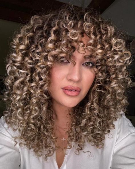 Medium Natural Curly Layered Bronde Hairstyle Natural Curly Hair Hairstyles, Curly Bob Hair, Curly Bob Haircut, Blonde Highlights Curly Hair, Blonde Curly Bob, Igora Vibrance, Highlights Curly Hair, Instagram Hairstyles, Brunette Hair With Highlights