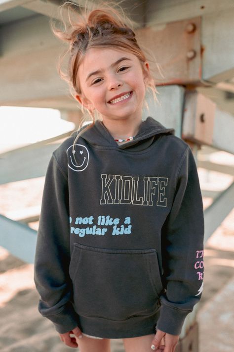 Coziest hoodie out there! KIDLIFE embroidered and print details hoodie, perfect for cozy summer nights. Says I'm not a regular kid and being a kid is cool. This charcoal super soft " KIDLIFE " sweatshirt is a perfect match with our KIDLIFE sweatshirt. Trendy Outfits 2023, Edgy Mom Style, Cool Mom Aesthetic, Hot Mom Style, Young Mom Outfits, Hoodies With Sayings, Young Mom Style, Cool Mom Shirts, Cool Mom Outfits