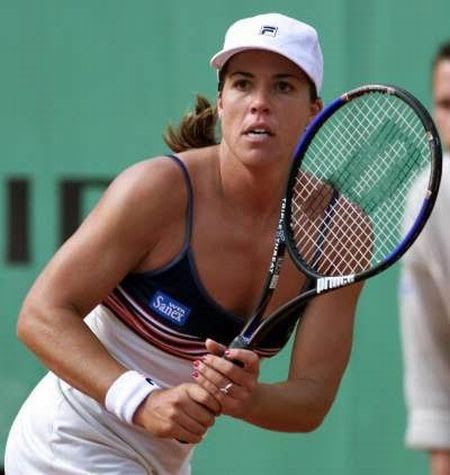 Jennifer Capriati was tennis player full of surprises, with her game ranging from total disaster to close to perfection. Her look, on the ot... Jennifer Capriati, Stefan Edberg, Prince Tennis, Sporting Legends, Ladies Tennis, Professional Tennis Players, Sports Personality, Tennis Elbow, Tennis Match