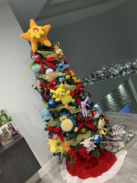 Pokémon Christmas Tree Pokemon Tree Christmas, One Piece Christmas Tree, Ninja Turtle Christmas Tree, Pokémon Christmas Tree, Geek Christmas Decorations, Anime Christmas Tree, Pokemon Christmas Tree, Pokémon Christmas, Nerdy Christmas