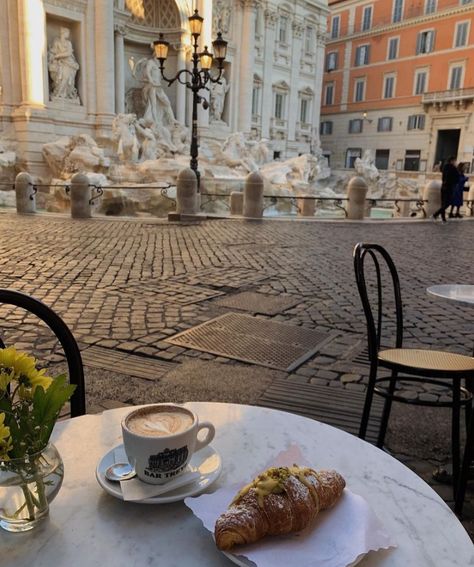 Rome Cafes, Rome Photo, Italy Aesthetic, Europe Summer, Italian Summer, Northern Italy, Oui Oui, European Summer, City Aesthetic