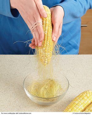 Summer Food Hacks, Pesto Corn, Shucking Corn, Spicy Corn, Chicken Eating, Hot Pepper Sauce, Ears Of Corn, Corn Husk, Corn On The Cob