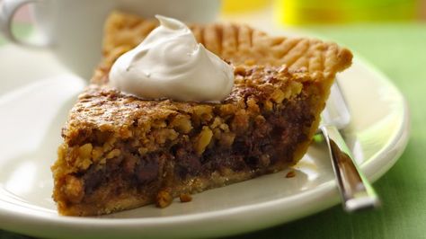 Enjoy the old-fashioned flavors of oats, brown sugar and walnuts in a pie filling that goes together in minutes. Granola Pie, Million Dollar Pie, Bake Off Recipes, Honey Granola, Honey Pie, Pillsbury Recipes, Oats And Honey, Favorite Pie, Baked Chips