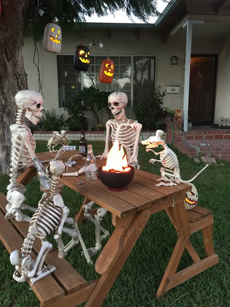 Crazy Bonez Halloween Decorations Easy, Holiday Crafts Halloween, Halloween Yard Displays, Cheap Halloween Diy, Diy Halloween Dekoration, Halloween Decorations Ideas, Cheap Diy Halloween Decorations, Halloween Camping, Outdoor Halloween Decorations