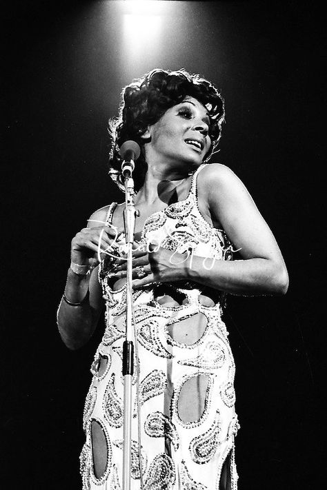 Shirley Bassey 1970s, Shirley Bassey, Female Portraits, Female Singers, Sound Of Music, Green Grass, Cardiff, James Bond, Royals